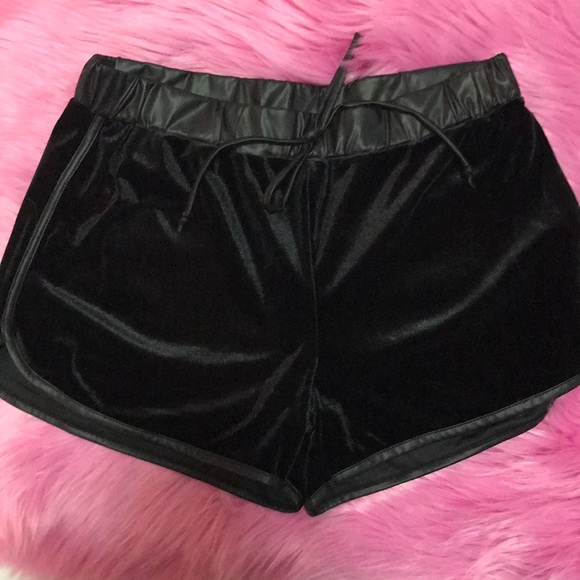 Velvety shorts - Picture 2 of 6